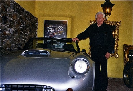 Peter Lorenz vor einem Silver Falcon