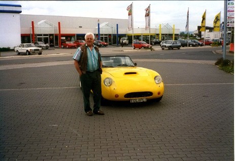 Peter Lorenz vor seinem Silver Falcon Serie II