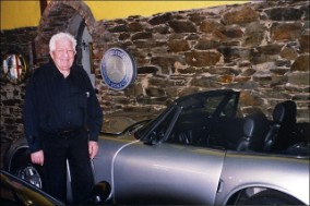 Peter Lorenz vor einem Silver Falcon